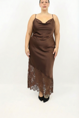 שמלה סאטן שילוב תחרה Lily | שוקו – IV-AC7877-CHOCO